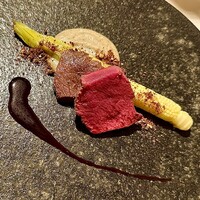 リストランテ リンコントロ - ❻鹿肉 ～奈良都祁村産の鹿肉ステーキ。肉質が柔らかな雌鹿に、ジャガイモとマッシュルームを合わせ、ヤングコーンを添えて。カカオとヘーゼルナッツのパウダー散らし。肉厚ながら柔らかくレアな火入れが上品な逸品。