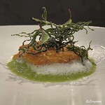 カーサ・デル・チーボ - 喜知次の鱗焼 ニンニクのスキューマとにんにくの芽のソースと漉き昆布のフリットのアクセント