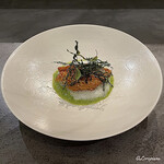 カーサ・デル・チーボ - 喜知次の鱗焼 ニンニクのスキューマとにんにくの芽のソースと漉き昆布のフリットのアクセント