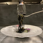 カーサ・デル・チーボ - Contini Vernaccia di Oristanoイカ墨を練り込んだ自家製のタリオリーニ 