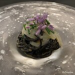 カーサ・デル・チーボ - 生海胆と槍烏賊とともに味わうイカ墨の冷製タリオリーニ 