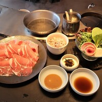 しゃぶしゃぶつかだ 渋谷スクランブルスクエア - A5黒毛和牛と霧降高原豚肩ロースのしゃぶしゃぶセット　1,000円
