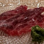 Sushi Takumi - 高級食材であり希少部位とも言われる鯨の尾の身を贅沢に刺身で…