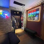 個室肉バル 三ツ葉 - テーブル、半個室で