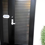 きゃっする - 入り口のドアがお店ぽくないのがいいですね