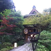 うかい鳥山 - 入口。かがり火が焚かれています