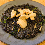 尖頭烏賊和蔬菜的烏賊墨汁義大利燉飯Squid ink risotto