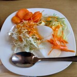 こだち - ○サラダ
12時半頃に来たので、既に野菜がかなり無い。
キャベツだけはシッカリとあったけれど（笑）

ドレッシングは4種類で
橙色のフレンチドレッシングを掛けてみた。

普通な味わいだった