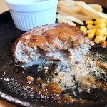 こだち - ハンバーグの断面

牛、豚の合い挽きミンチで
肉の旨味（甘味）はシッカリとある味わい。

肉汁も美味しいよねえ。