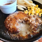 こだち - ハンバーグを割ると肉汁がジュワァっと溢れて来た。

ハンバーグ自体は
表皮はコンガリと焼かれていて硬いけれど
中が柔らかいのでカレー用のスプーンで頂いた

ボロボロとは崩れないけれど（笑）