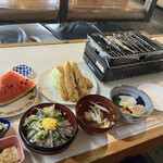 浜茶屋網元 - いわしぶっかけ丼(味噌汁→つみれ汁)、いわしフライ、いわし丸干し、お新香、山武のスイカ