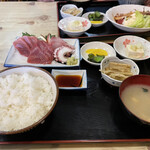 ドライブイン51号 - お刺身定食です。小鉢も付いてます。ご飯は、結構多いです。大盛りなので、相方がいるとちょうど良いです。