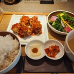 Sam Ge Tang Tan - ヤンニョムチキン定食 神田にしてはお値段高めですが、サラダもお米も美味しく、綺麗でリピートしたくなりました。ご飯大盛お代わり可。電子マネー可。