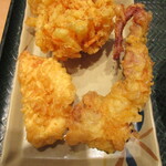 Hanamaru Udon - 4種の野菜のかき揚げ、とり天、げそ天