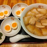 喜多方ラーメン 坂内 - 焼豚ラーメン、味付玉子×3皿、青唐辛子