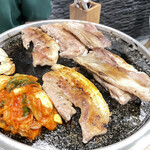 サムギョプサルと韓国料理 TUTUMU38 - 焼けてきた！