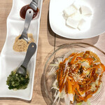 サムギョプサルと韓国料理 TUTUMU38 - ３種のタレ(甘辛、きな粉塩、ねぎタレ)と、大根のム(甘酢漬け)、ねぎサラダ