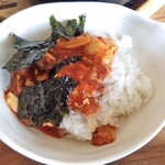 コッテジ - ご飯に豆腐チゲ（激辛）をかけて韓国海苔を混ぜて