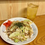 きさく - ソース焼きそば770円、緑茶ハイ500円