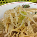 ラーメン二郎 - スープに浸ったもやしがまた旨い