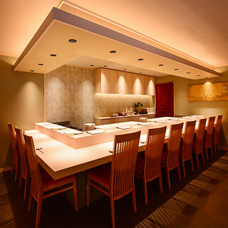 【落ち着きのある空間を演出】カウンターで熟練の妙技に酔う