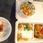 日本料理　雲海 - 桜エビと白魚のかき揚げ弁当（左+右の蓋上）
