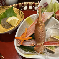 かに道楽 横浜店 - かにの刺身（右手前）、かにみそ（左）、サラダ（右奥）