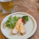Sumiyaki Sousai Toriya Hitomi - お通しの“ドレッシング和え蒸し胸肉”。お通し（付き出し）の美味い店は大体全ての料理がOKです！