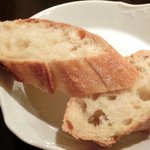 ブラッセリーカフェ ユイット - 肉料理 1280円 のパン