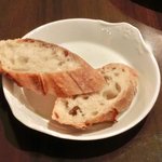 ブラッセリーカフェ ユイット - 肉料理 1280円 のパン