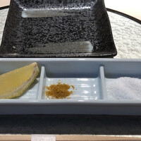 天冨良 銀座 よこ田 梅田別邸 - 塩、カレー塩、レモン