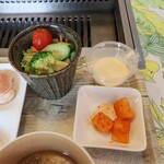 焼肉&Cafe 顔晴れ - サラダ、プリン、ダイコンキムチ