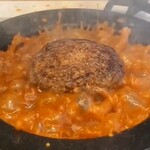 208491494 - 北海道初「牛タン肉汁ハンバーグ」…迫力の仕上げ！煮えたぎるデミグラス