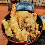 天ぷら酒場 ワカフク - ホタルイカの天ぷらは程よくレアな揚げ具合で旨味が溢れる～♪ブリッと肉厚な甘い海老にホクホクの南瓜、ジューシーなナスなど野菜も4種
