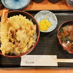 Tenpura Sakaba Wakafuku - 注文ごとに揚げて下さる天ぷらはサックサク～！クッキリ濃いめの赤出汁も天丼にピッタリ