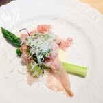 La Brianza - 北海道ジェットファーム長谷川さんのアスパラガスフランス産生ハム下にチーズソースシャインマスカット。今年の初シャインマスカット!?かな 長谷川さんのアスパラガスもう一度いただけた喜び☆