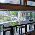 R1 TOKYO Bar&Restaurant - 店内のテーブル席の風景です