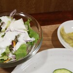 キッチン ブルー グローブ - サラダ、茄子お新香のアップ