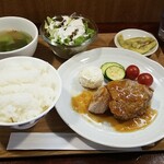 キッチン ブルー グローブ - 豚肩ロースポシェ　トリュフ香るオニオンソース