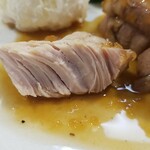 キッチン ブルー グローブ - 断面はこんな感じ、ロース肉より柔らかくて、美味いです！