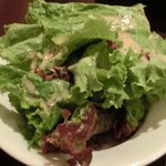 ブラッセリーカフェ ユイット - 肉料理 1280円 のサラダ