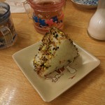 中華そば波 - ランチ時にサービスのオニギリ