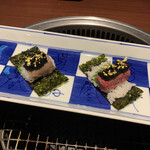 蕃 YORONIKU - キャビアとユッケの寿司。　1人は生が苦手と伝えたら、火が入ったお肉に変更してもらえました。