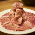 炭火焼肉ホルモン うしごろ 中目黒店 - タン角切り、薄切り