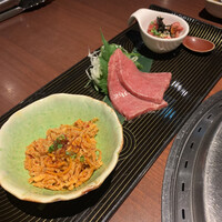 蕃 YORONIKU - せんまいとヒレの刺身