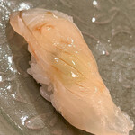 木挽町 とも樹 - 宮城の眞子鰈です。昆布〆。薬味は柚子胡椒