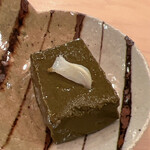 木挽町 とも樹 - 鮑の肝を裏漉しした羊羹仕立て。乗っかっているのは鮑の歯です