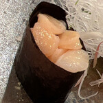 木挽町 とも樹 - 三重から丸で仕入れた青柳から取り出した小柱。こんな丁寧な仕込みをすることお店はホントに少ない