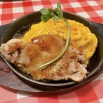 RAKERU - 焦がし醤油のオムライスとチキンステーキ・スープ付（1,243円税込）