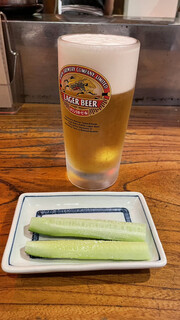 丸万焼鳥 - 生ビール(中)(600円)ときゅうり